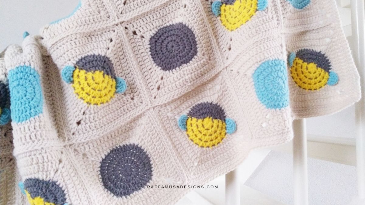Couverture pour bébé granny square bourdon au crochet en jaune, bleu et blanc