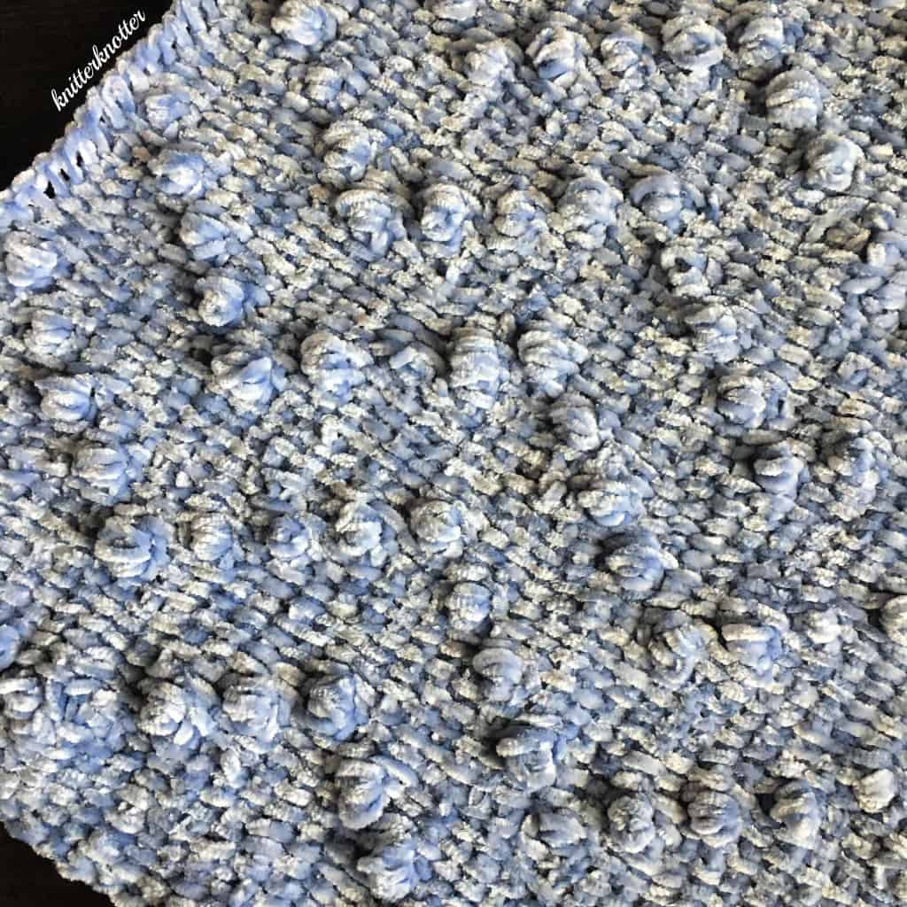 couverture au crochet texturé bleu argent velours fermer
