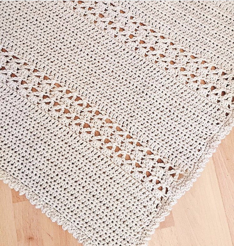 couverture au crochet en dentelle sur le sol