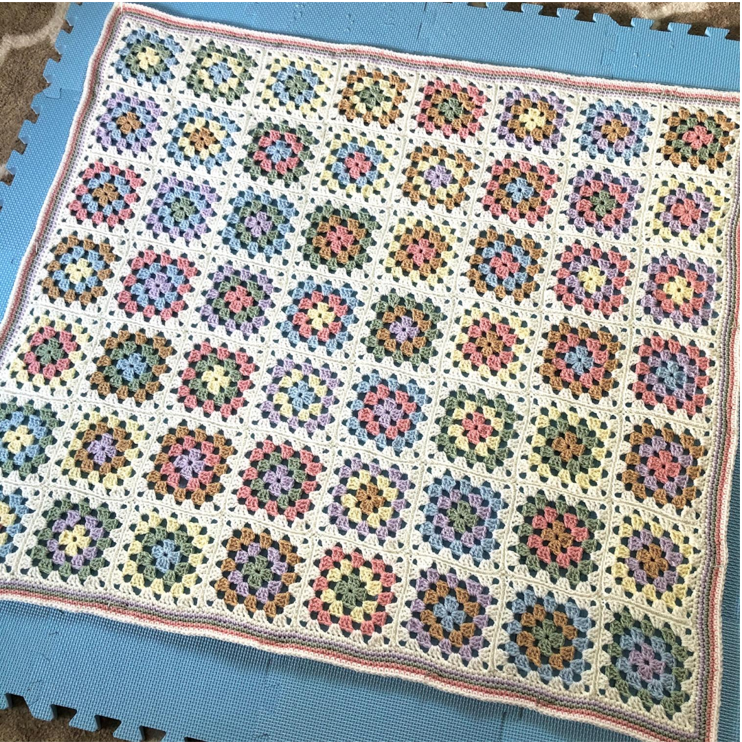 couverture de bébé au crochet carré mamie