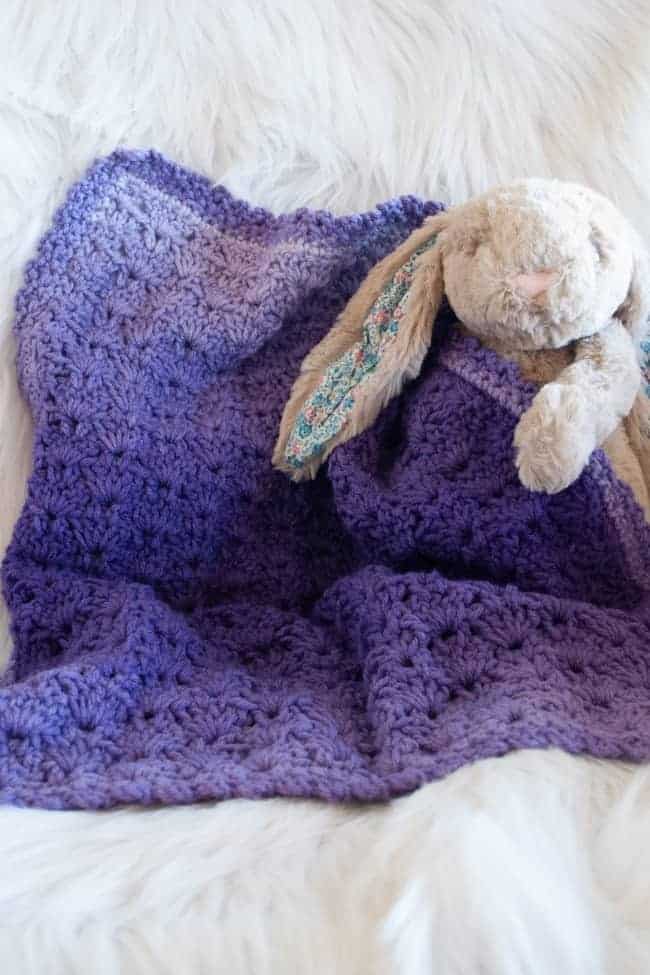 couverture de couleur violet ombré avec un lapin