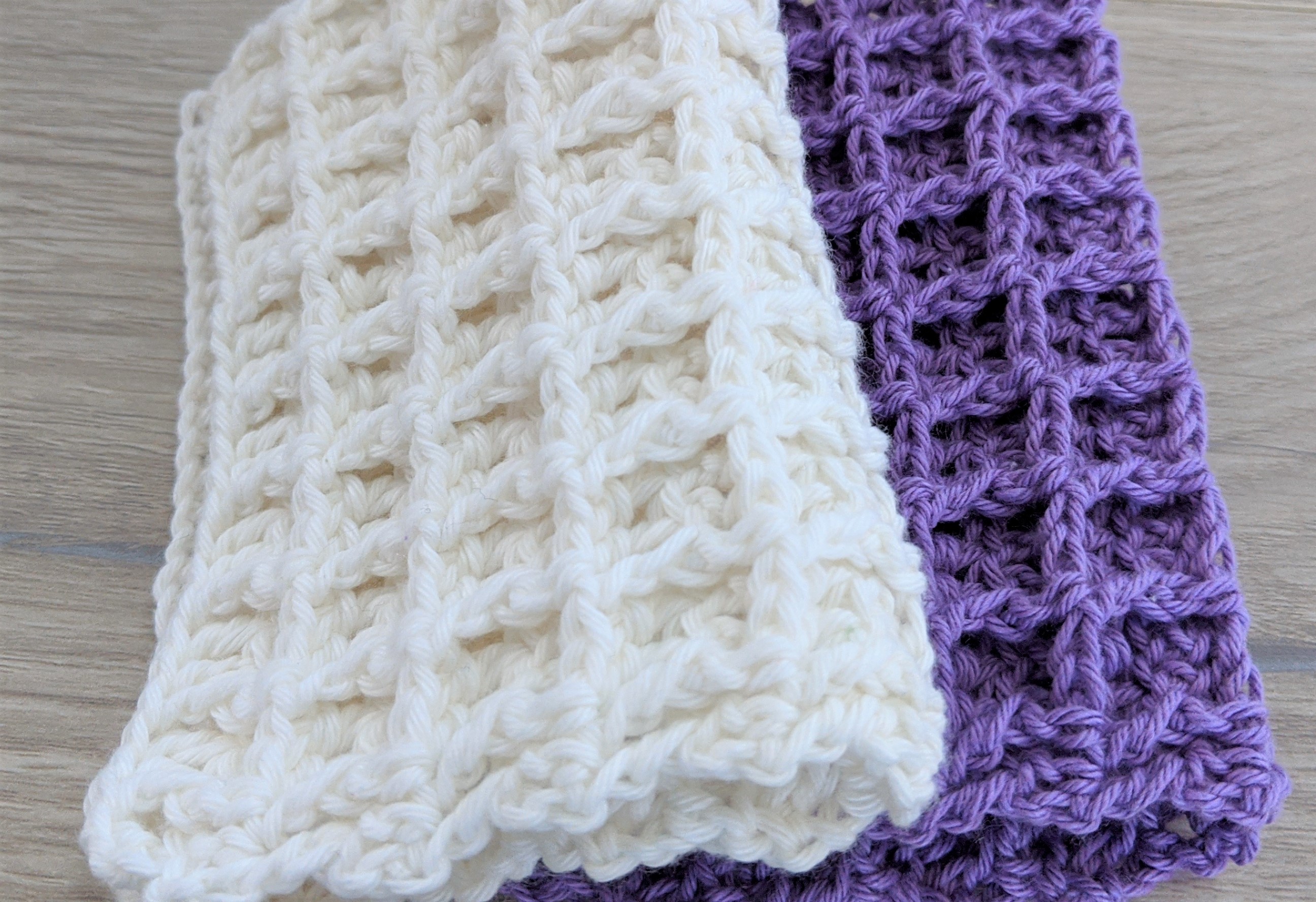 gant de toilette au crochet gaufré blanc et violet