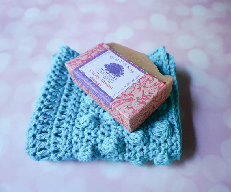 gant de toilette au crochet bleu pastel