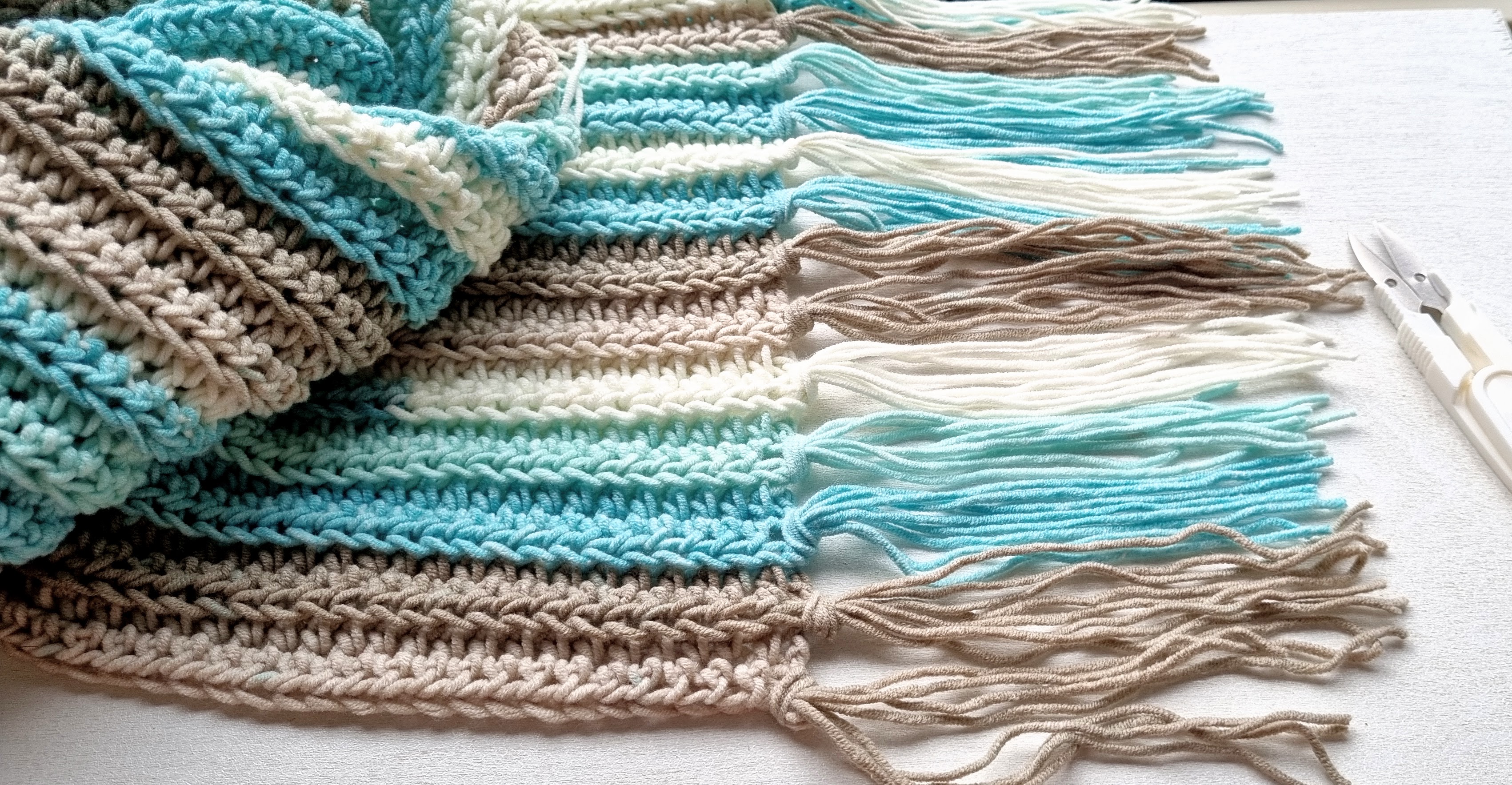 écharpe au crochet avec frange et ciseaux