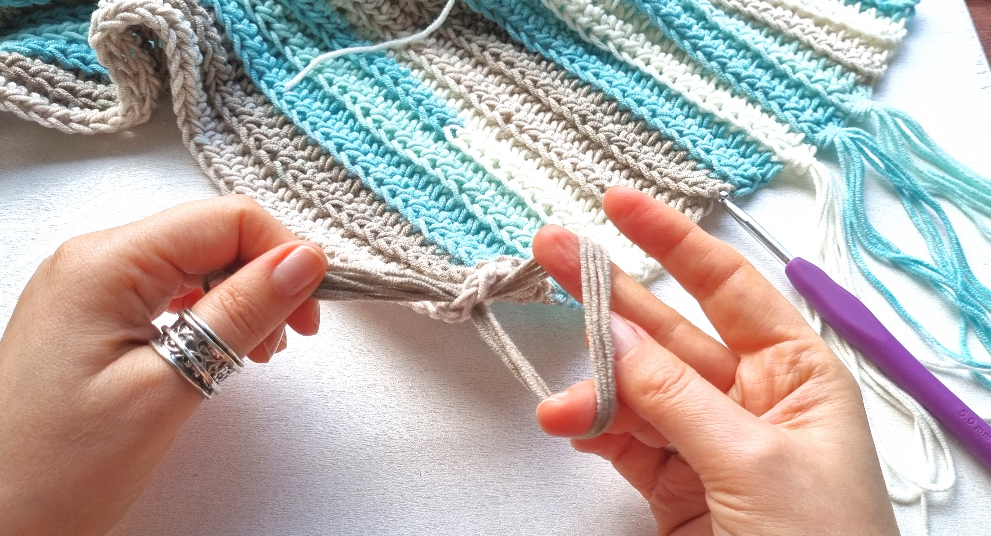 attacher une frange à une écharpe au crochet