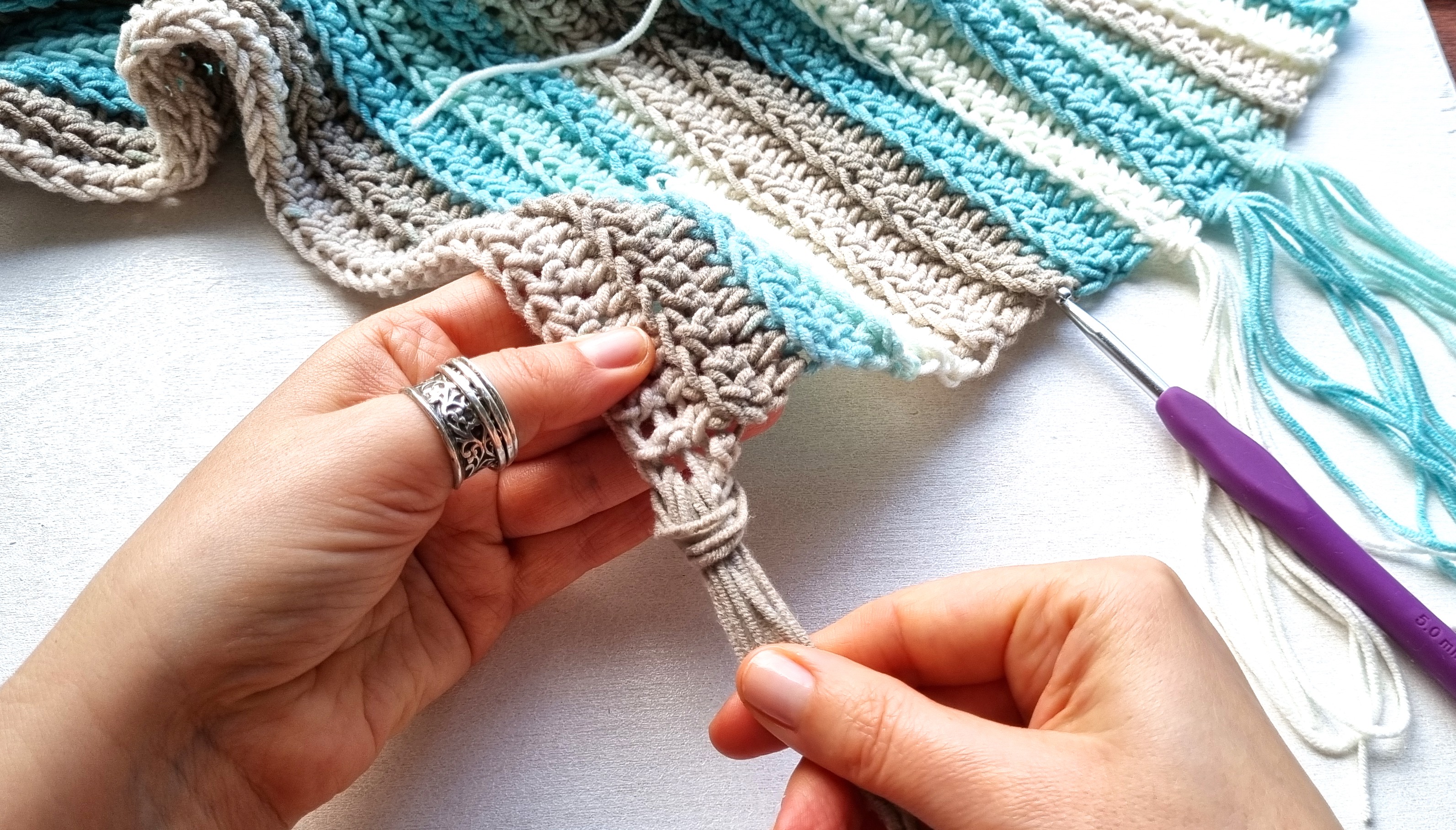 attacher des glands à l'écharpe au crochet