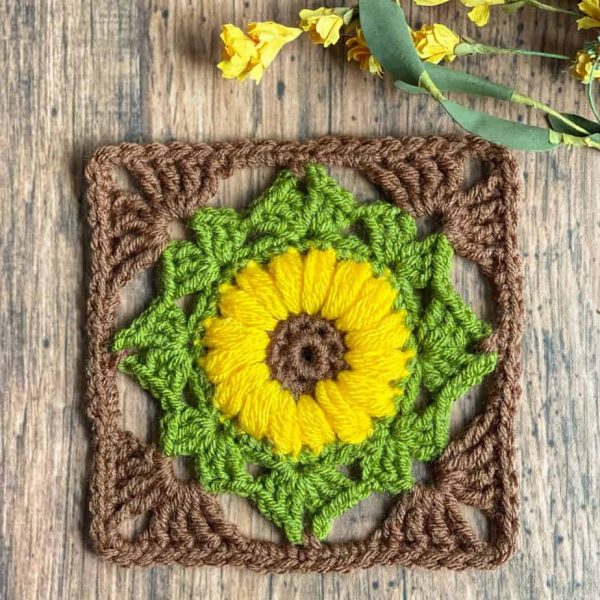 unusual crochet granny square with sunflower
