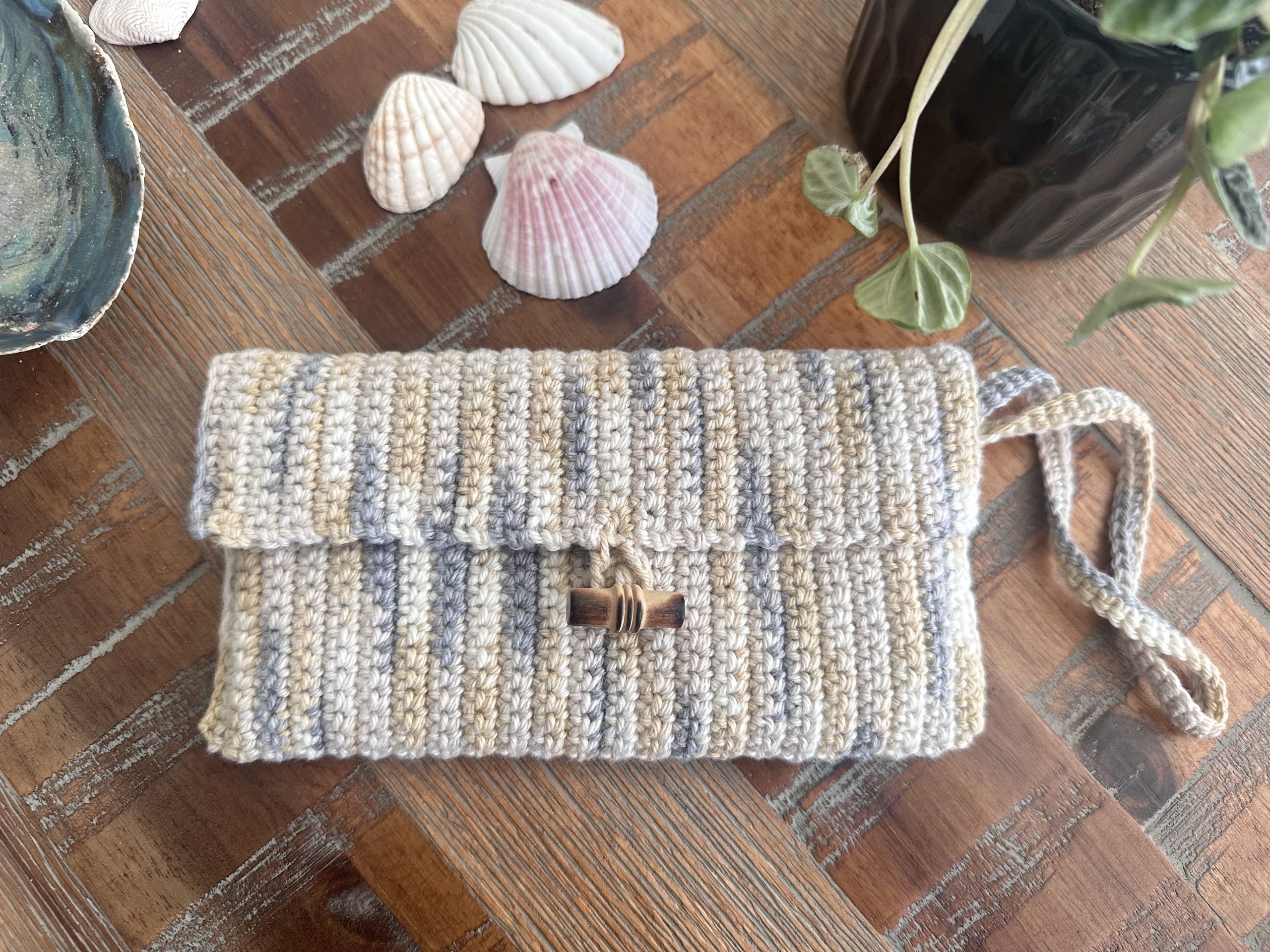 Meadow Clutch and Coin Purse embossed crochet pattern | outstanding-crochet