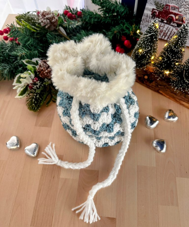 Christmas crochet gift bag free pattern
