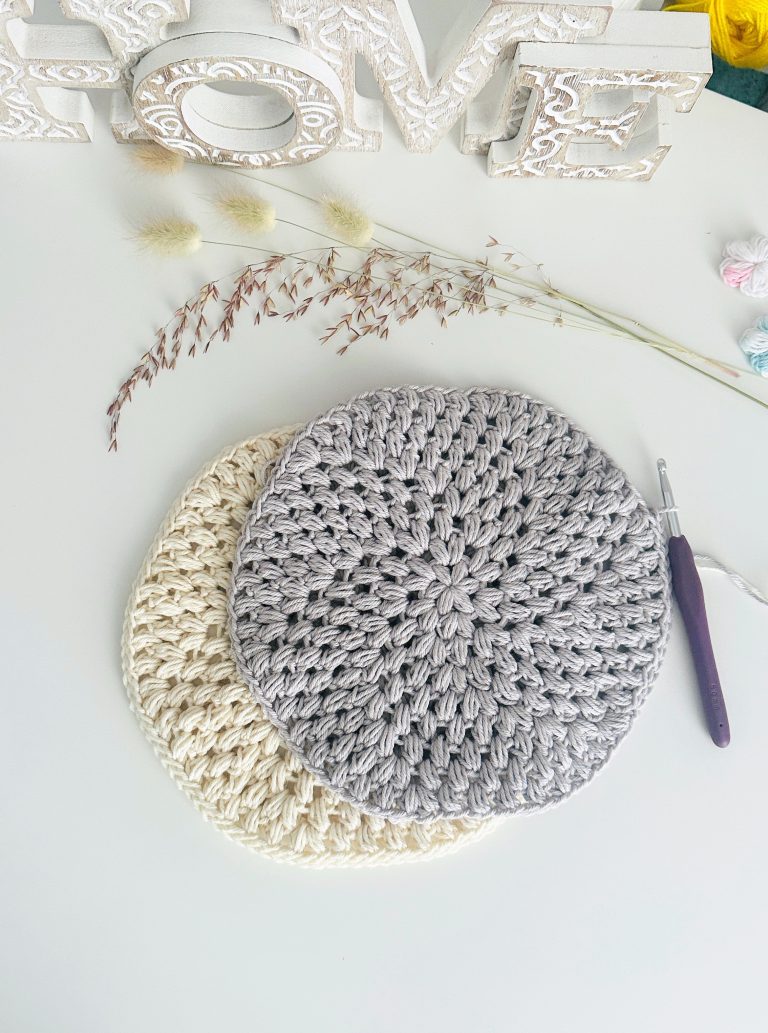 Round crochet potholder made with puff stitch